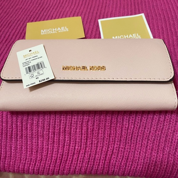 Michael Kors - Picture 3 of 4